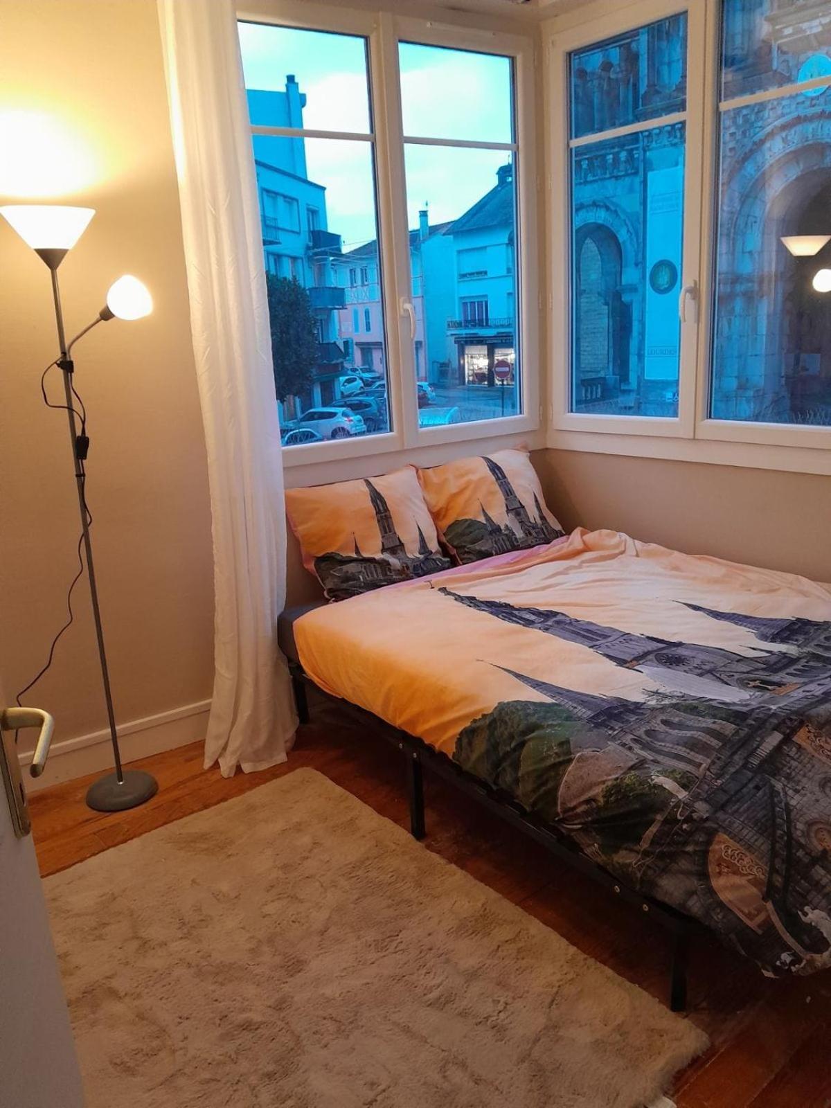 Vue De Reve Dans De Standing - Vous Faites Le Menage-very Good Prices But Have To Cle-an Th-e Flat Appartement Lourdes