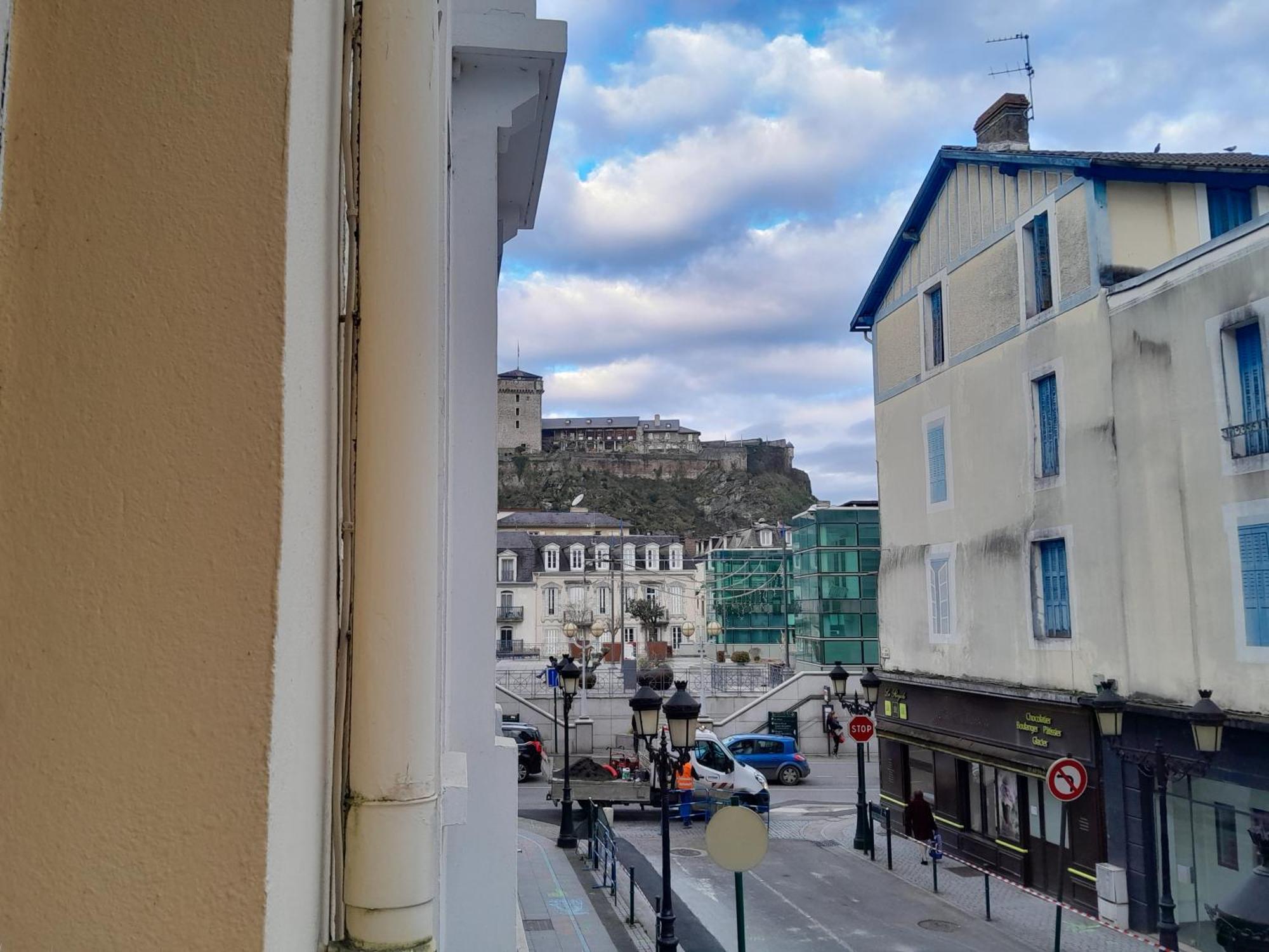 Vue De Reve Dans De Standing - Vous Faites Le Menage-very Good Prices But Have To Cle-an Th-e Flat * Lourdes